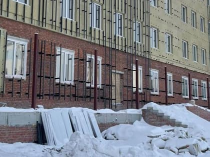 Готовность строящейся поликлиники в Оби оценили на 80%
