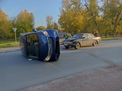 Отечественный авто уложил набок иномарку на перекрёстке в Бердске