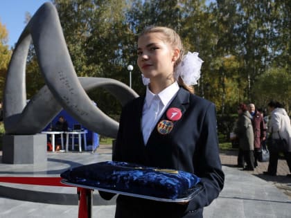 В Новосибирске появился необычный памятник педагогам в форме ленты Мёбиуса