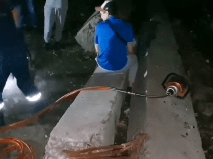 В Новосибирске спасатели помогли мужчине, ногу которого зажало между бетонными плитами