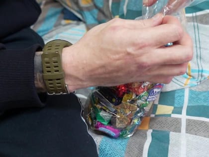 «Тепло для героя»: бойцам СВО вручили праздничные наборы в госпитале