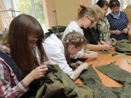 Балаклавы и шарфы-трубы для маскировки сшили в Новосибирске бойцам СВО