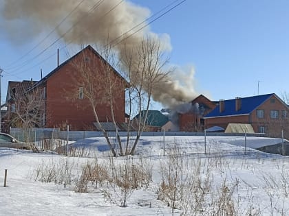 Недостроенный коттедж загорелся в Бердске