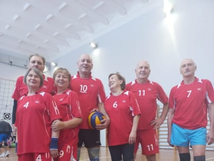 Ветераны спорта из Бердска взяли «золото» и «серебро» турнира по волейболу