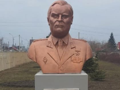 Отреставрированный бюст героя Советского Союза вернули на прежнее место