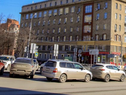 Стелу героям войны на Красном проспекте начали ремонтировать
