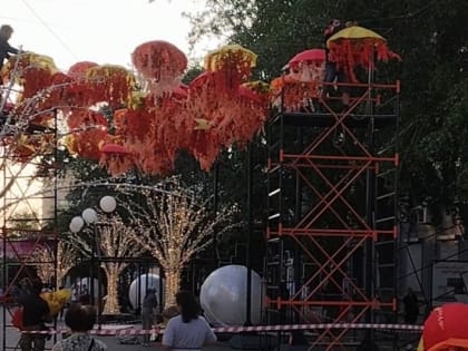 Новосибирск готовится к Фестивалю цветов, улицу Ленина украшают к празднику