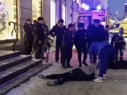 В центре Новосибирска на парня упала девушка, оба погибли