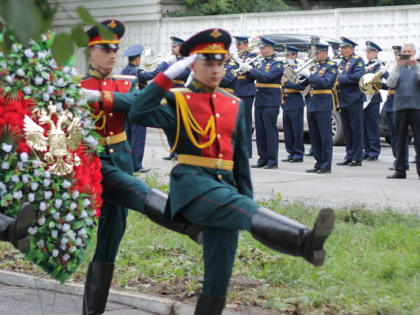 Мэр Новосибирска возложил цветы к мемориалу Краснознамённой дивизии