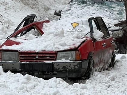 Снег упал с крыши и повредил три машины