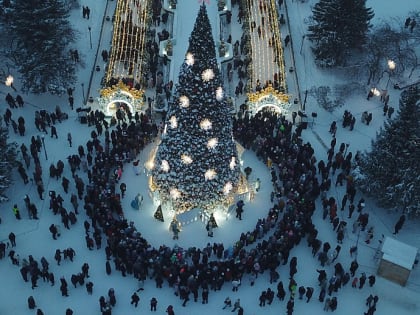 Всероссийский хоровод устроили возле ёлки в Театральном сквере