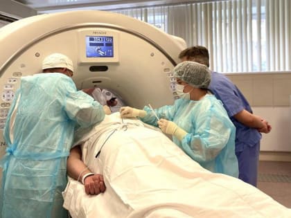 Новосибирский врач сделал операцию пациенту внутри томографа