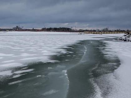 Заматывать ноги газетами в мороз рекомендуют рыбакам спасатели