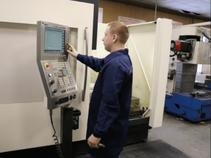 Получить новую профессию и работу на предприятиях оборонного комплекса могут жители региона по специальным программам