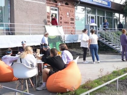 Общественники высадили шиповник возле библиотеки на Колхидской