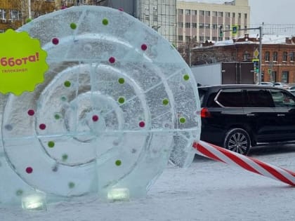 Гигантский леденец появился у кинотеатра в центре Новосибирска