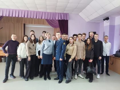 Сотрудник уголовно-исполнительной инспекции для выпускников сельской школы провел профориентационное мероприятие