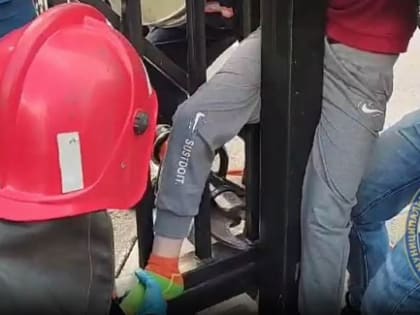Мужественного новосибирского мальчика освободили из капкана автоматических ворот