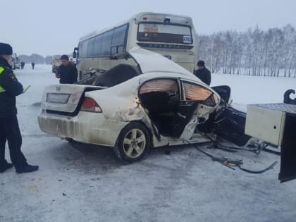 Мужчина и трехлетний мальчик погибли в ДТП с автобусом под Новосибирском