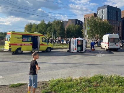 В центре Новосибирска перевернулся автомобиль скорой помощи