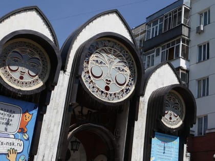 Летнюю площадку в шатре открывает Новосибирский театр кукол