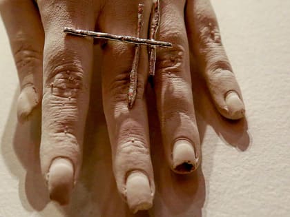 Необычные украшения из олова, бетона и текстиля выставили в ЦК19