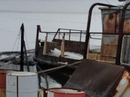 Баржа с двумя судами начала тонуть на Оби — по реке расплылись пятна ГСМ