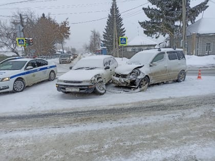 Две «Тойоты» столкнулись на перекрёстке в Бердске в условиях снегопада