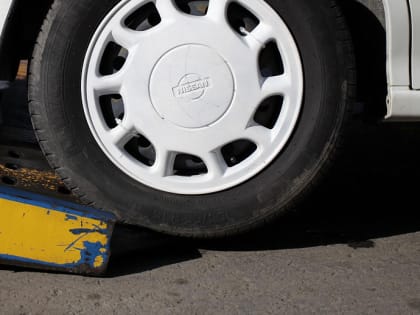 Работает эвакуатор: парковку запретят в августе на улице Добролюбова