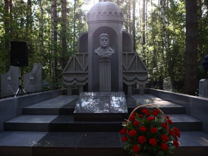 В Новосибирске ко Дню города возложили цветы к памятнику Николая Тихомирова