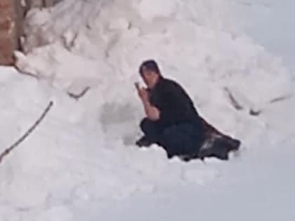 Мужчина с ружьём и собакой пугает детей