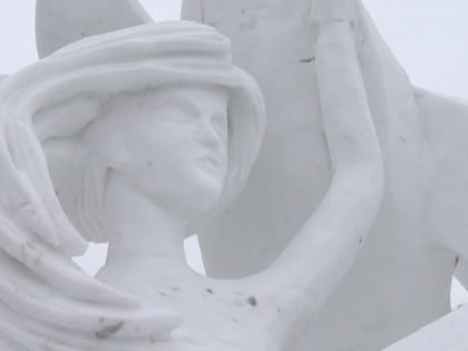 Повреждённые ветром снежные скульптуры реанимируют в парке у ЛДС