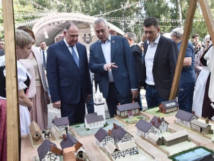Губернатор Андрей Травников вместе с новосибирцами принял участие в национальном празднике