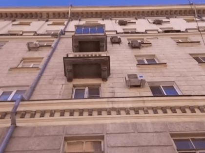 Девушка и мужчина погибли в Новосибирске после странного падения из окна