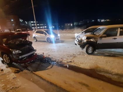 В Новосибирске два ребенка попали в больницу после лобового столкновения машин