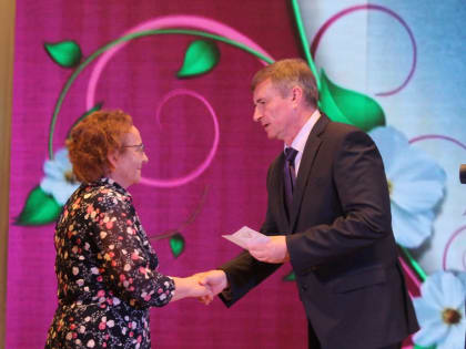 Первые в обучении, первые — в воспитании: учителей поздравили в Искитимском районе