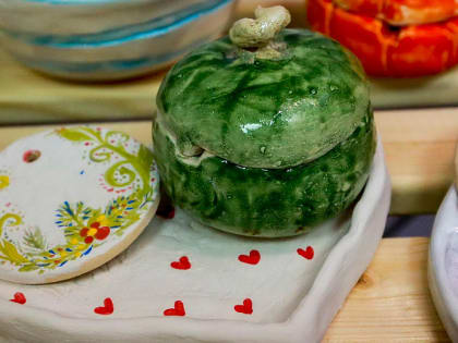 Работе на гончарном круге бесплатно учат в мастерской «ЖАРче»