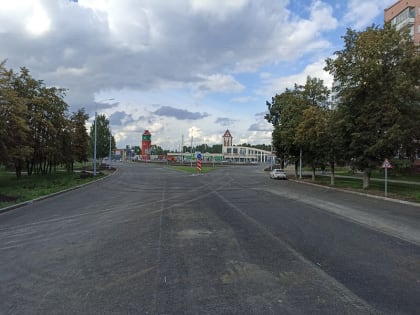 Подрядчик наносит дорожную разметку в районе примыкания улицы Горького к вокзалу Бердска