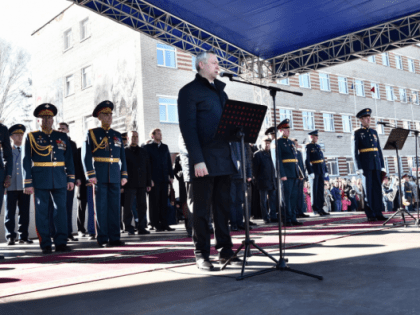 Губернатор Андрей Травников поздравил выпускников НВВКУ с окончанием училища