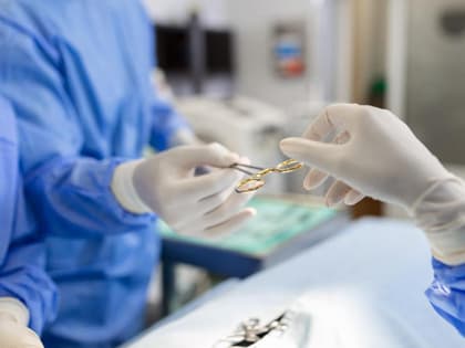 Опухоль размером с теннисный мяч удалили пациентке новосибирские хирурги