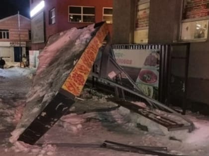 В Дзержинском районе Новосибирска обрушился остановочный павильон