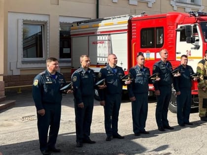 Семь пожарных автоцистерн освятили у храма в Новосибирске