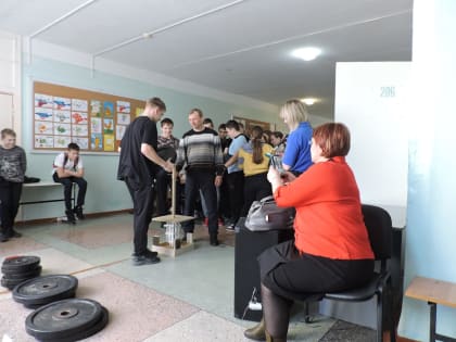 Запускали ракеты и испытывали прочность бумаги школьники Искитимского района