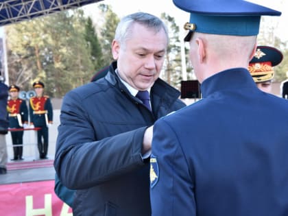 Выпускников НВВКУ с окончанием училища поздравил Андрей Травников