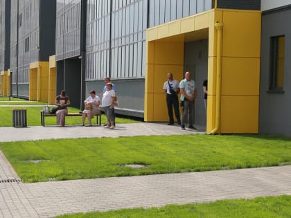 Жильцы ветхих домов получили квартиры в новостройке у озера на Бронной
