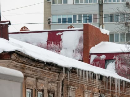 В результате падения наледи с крыши в Дзержинском районе травмирована 9-летняя девочка