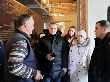 «Единая Россия» проконтролировала строительство поликлиники в Октябрьском районе