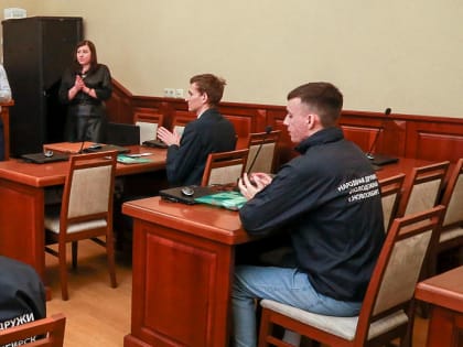 Повязки дружинников вручили в мэрии девяти молодым новосибирцам