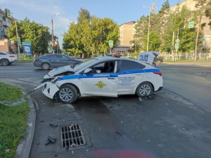 Автомобиль ГИБДД разбился в центре Бердска