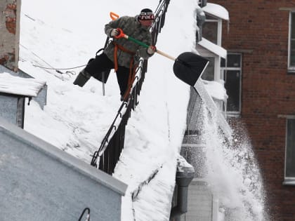 Резкое потепление может вызвать сход снега с крыш в Новосибирске